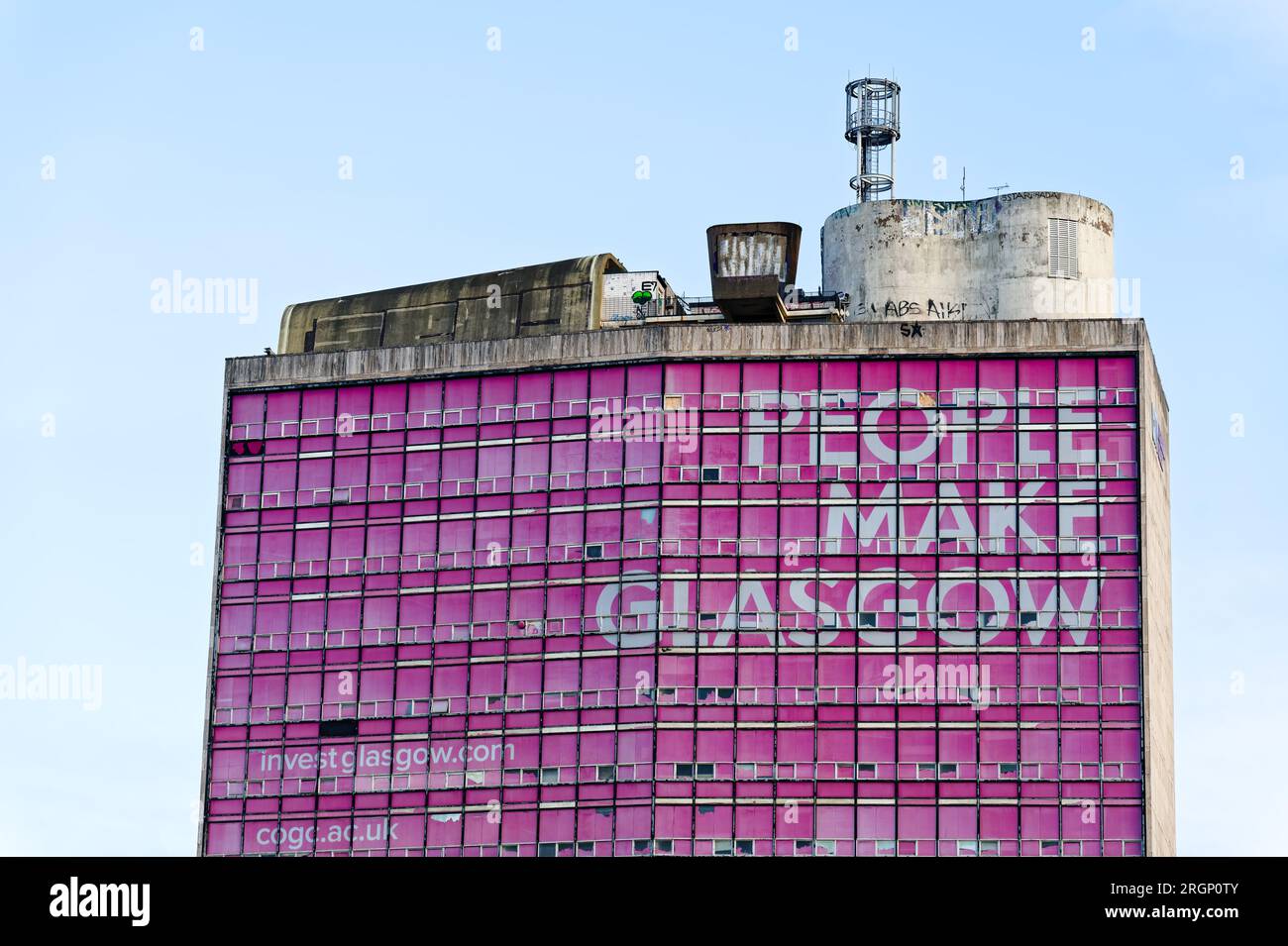 L'ex edificio del Glasgow College nel centro della città con lo slogan People Make Glasgow. Foto Stock