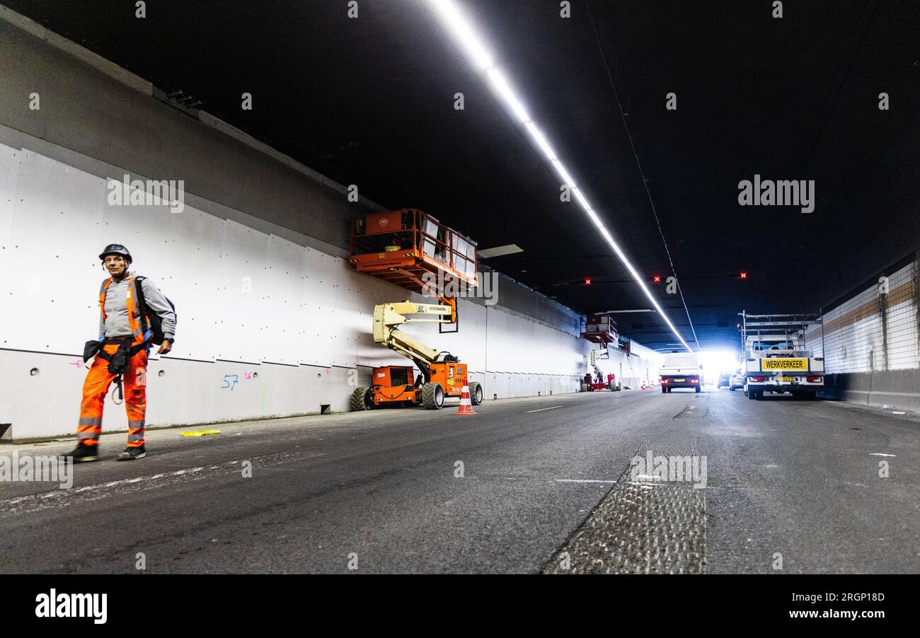 HEINENOORD - i dipendenti del Rijkswaterstaat stanno svolgendo lavori nel tunnel Heinenoord. A causa di un rinnovo, il tunnel dell'autostrada A29 sarà completamente chiuso. ANP JEFFREY GROENEWEG netherlands Out - belgium Out Foto Stock