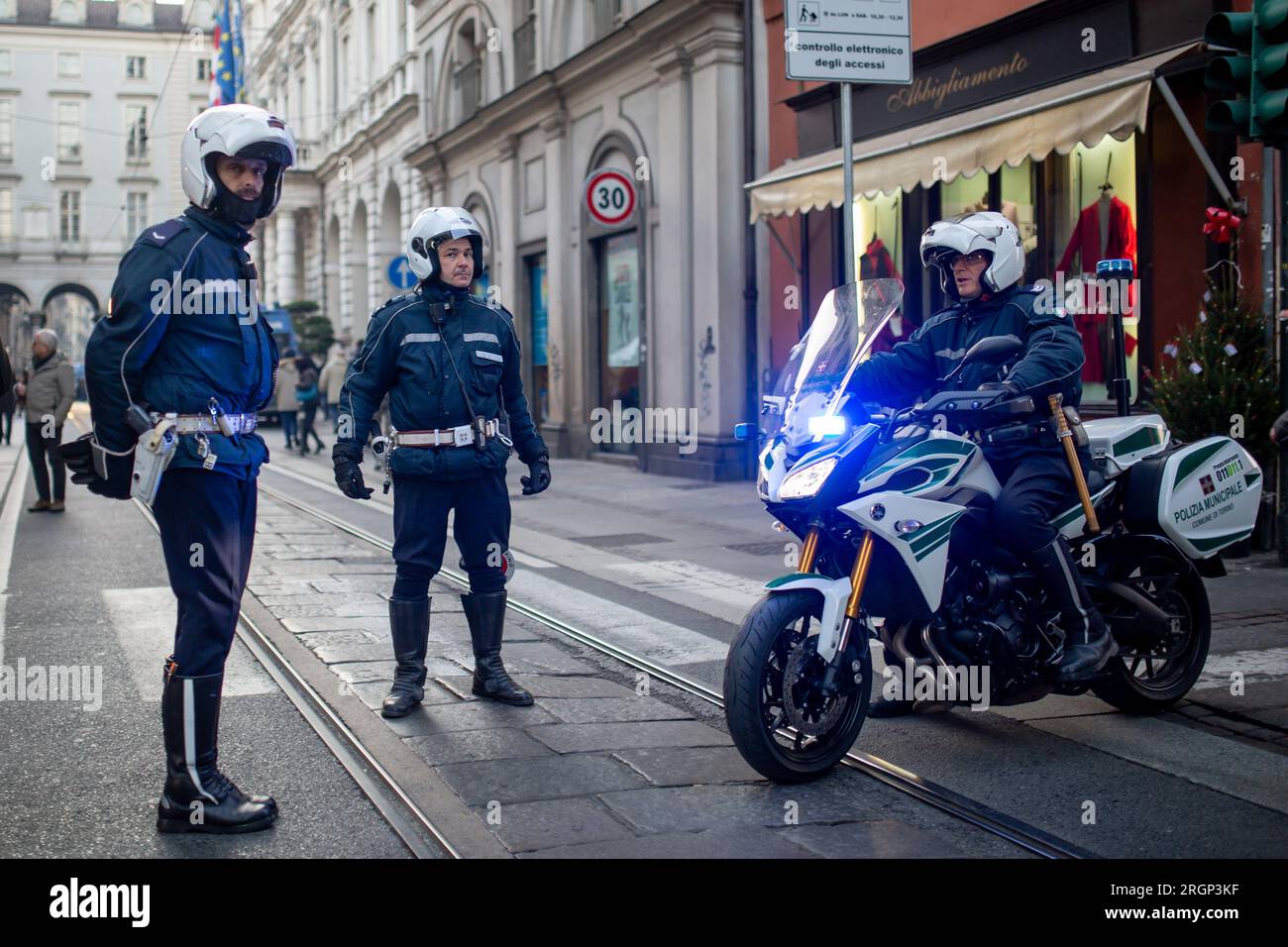 Torino, Italia - 15 dicembre 2018: Agenti di polizia in strada a Torino, Italia. Foto Stock