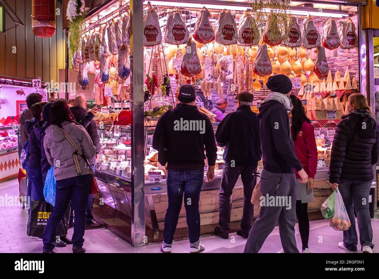 TORINO, ITALIA - 10 NOVEMBRE 2018: Gente al mercato tradizionale locale di porta Palazzo a Torino, Italia. Foto Stock