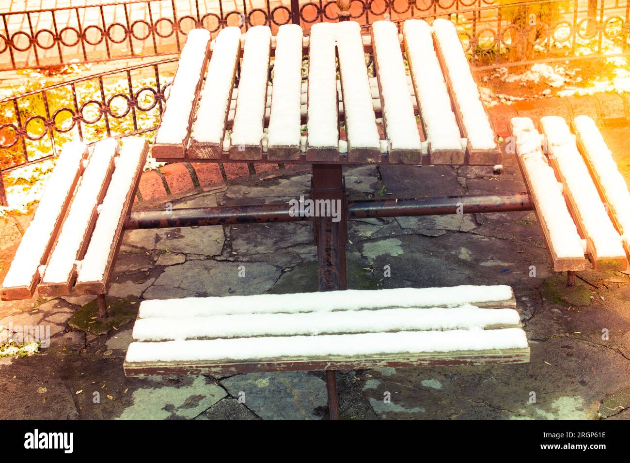 Neve bianca sulla panchina di strada in inverno Foto Stock
