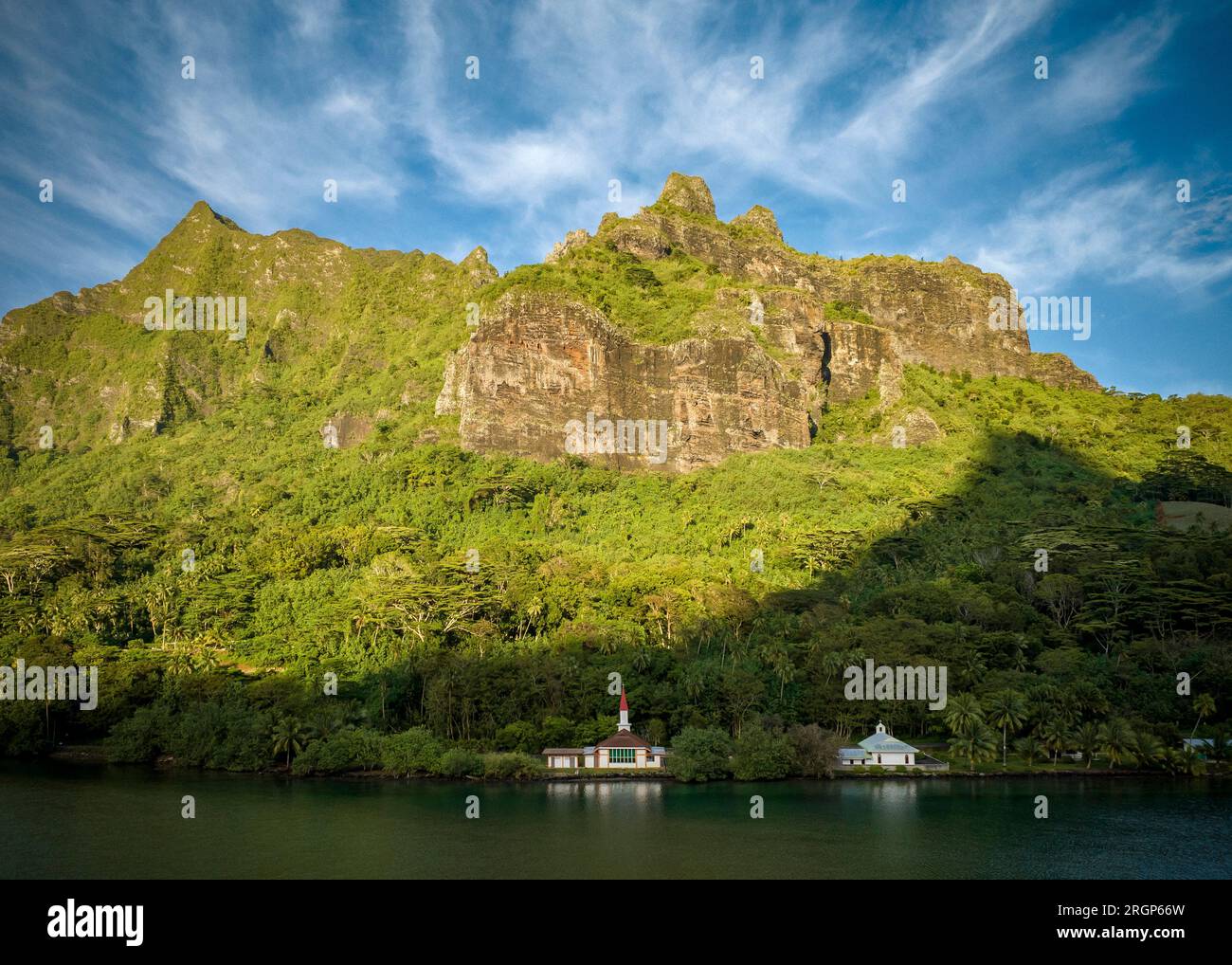 Vecchia chiesa vicino alla costa di Moorea di mattina Foto Stock
