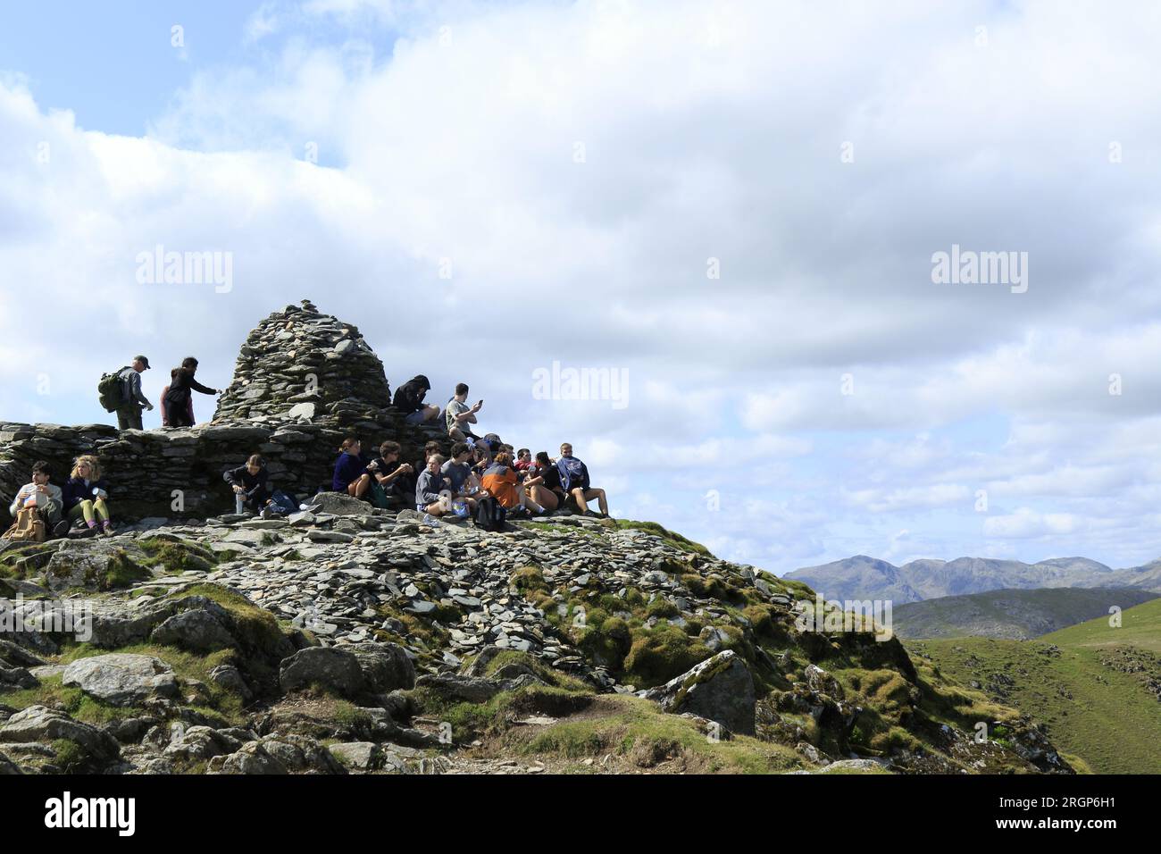 Escursionisti in cima all'Old Man of Coniston, Lake District Foto Stock