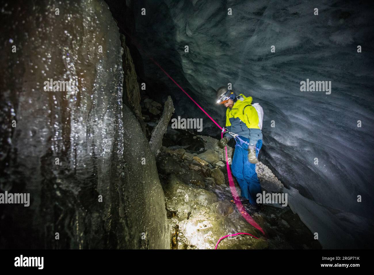 Scalatore e soccorritore su corda di sicurezza all'interno del crepaccio glaciale Foto Stock