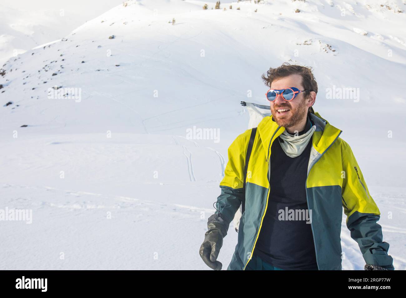Ritratto dell'uomo che si gode una giornata sulle montagne innevate Foto Stock