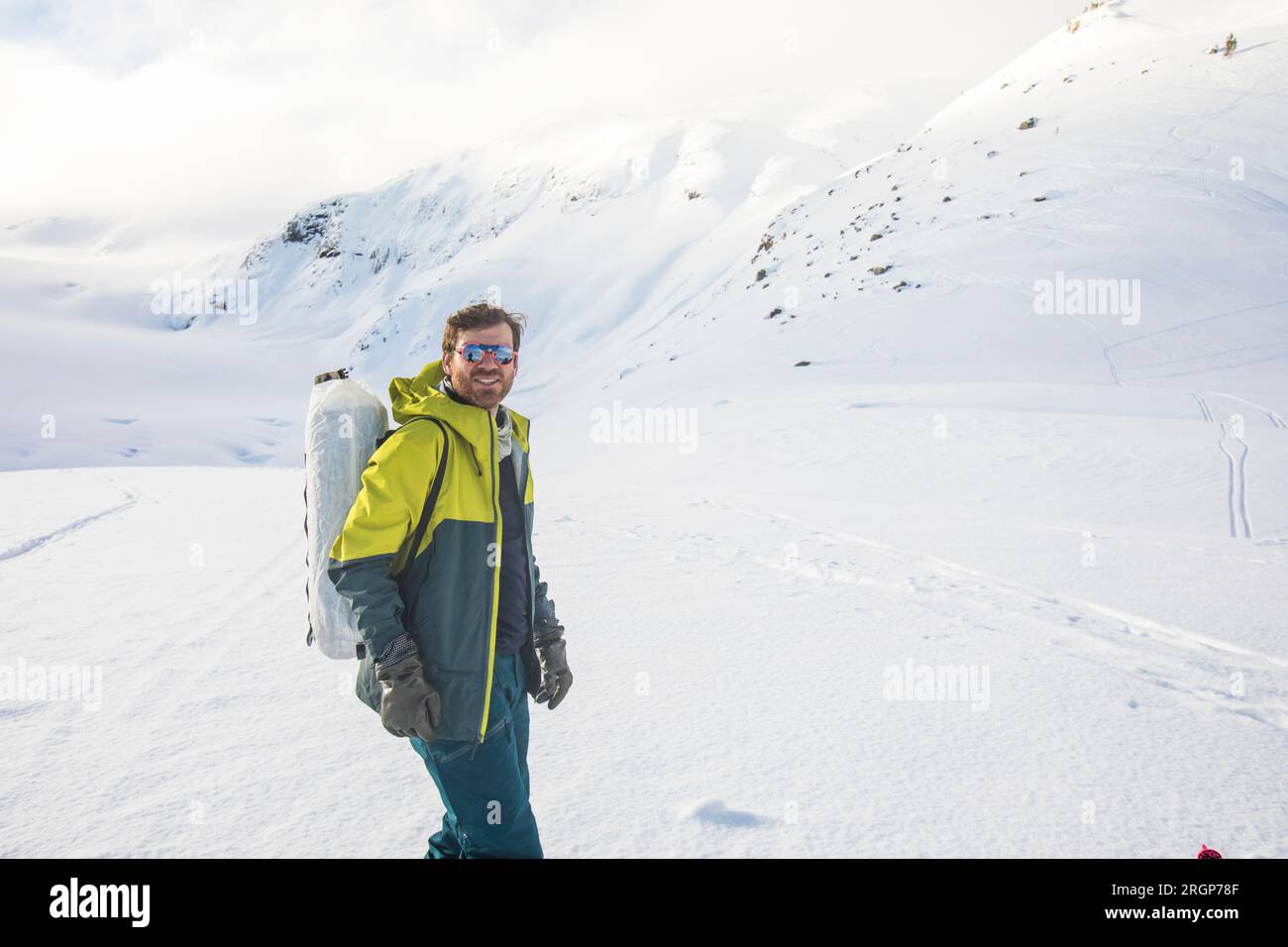 Vista laterale dell'alpinista che trasporta uno zaino leggero Foto Stock