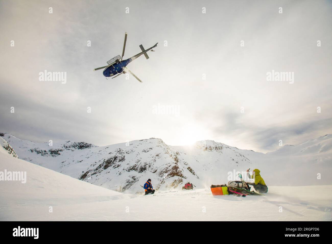 Elicottero che vola via dopo aver lasciato i passeggeri in montagna Foto Stock