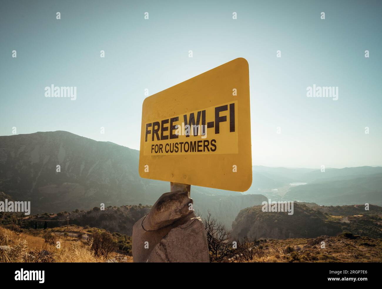 Accesso Wi-Fi a Internet gratuito per i clienti. Segui le indicazioni nel mezzo del nulla sulle montagne di Creta, ammira la vista dall'altopiano di Lasithi Foto Stock