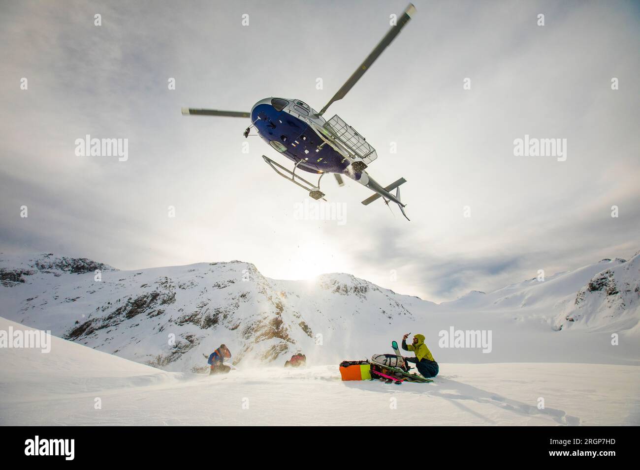 Elicottero in volo sopra due passeggeri dopo il rientro Foto Stock