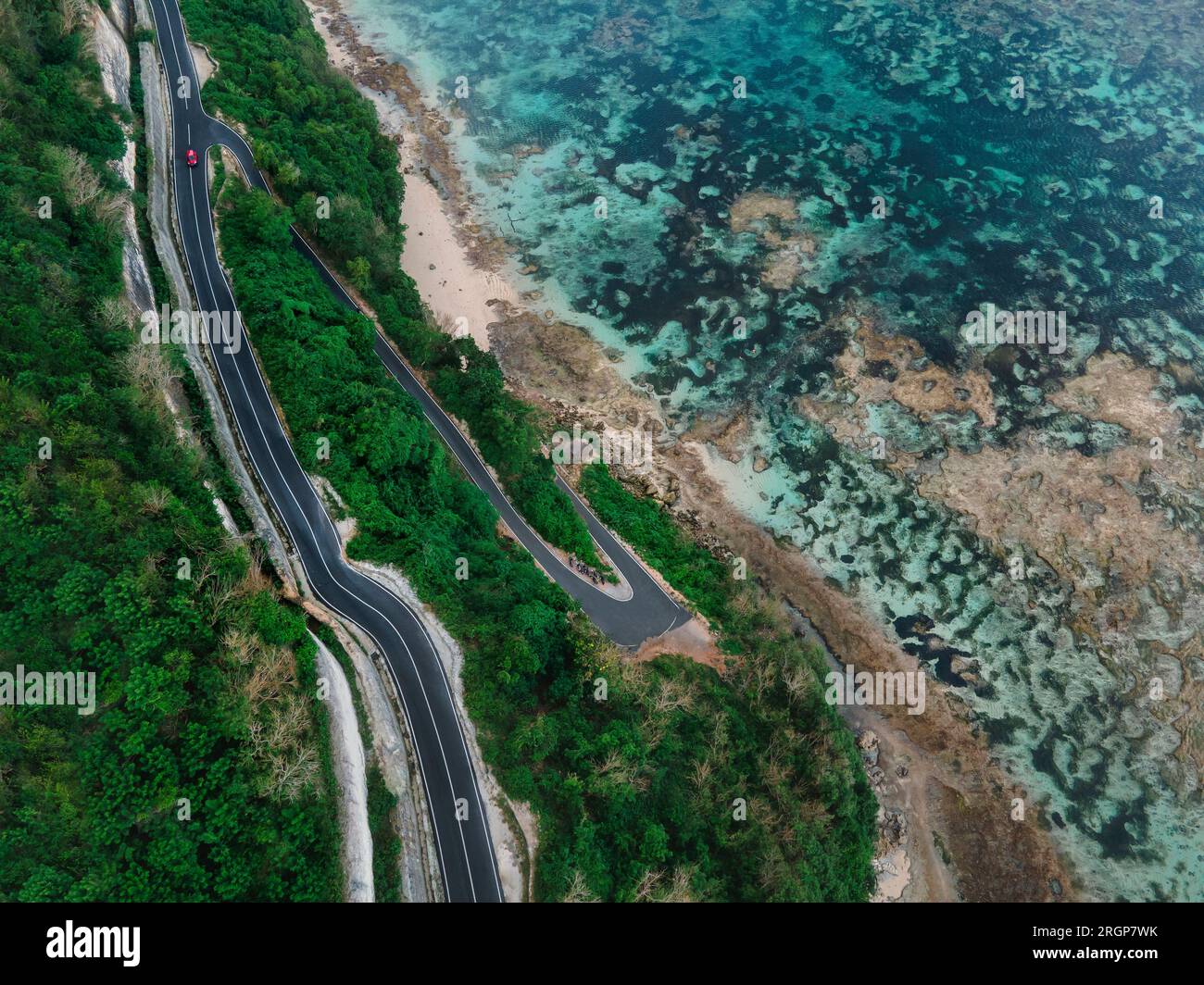Vista aerea della strada costiera, Bali, Indonesia Foto Stock
