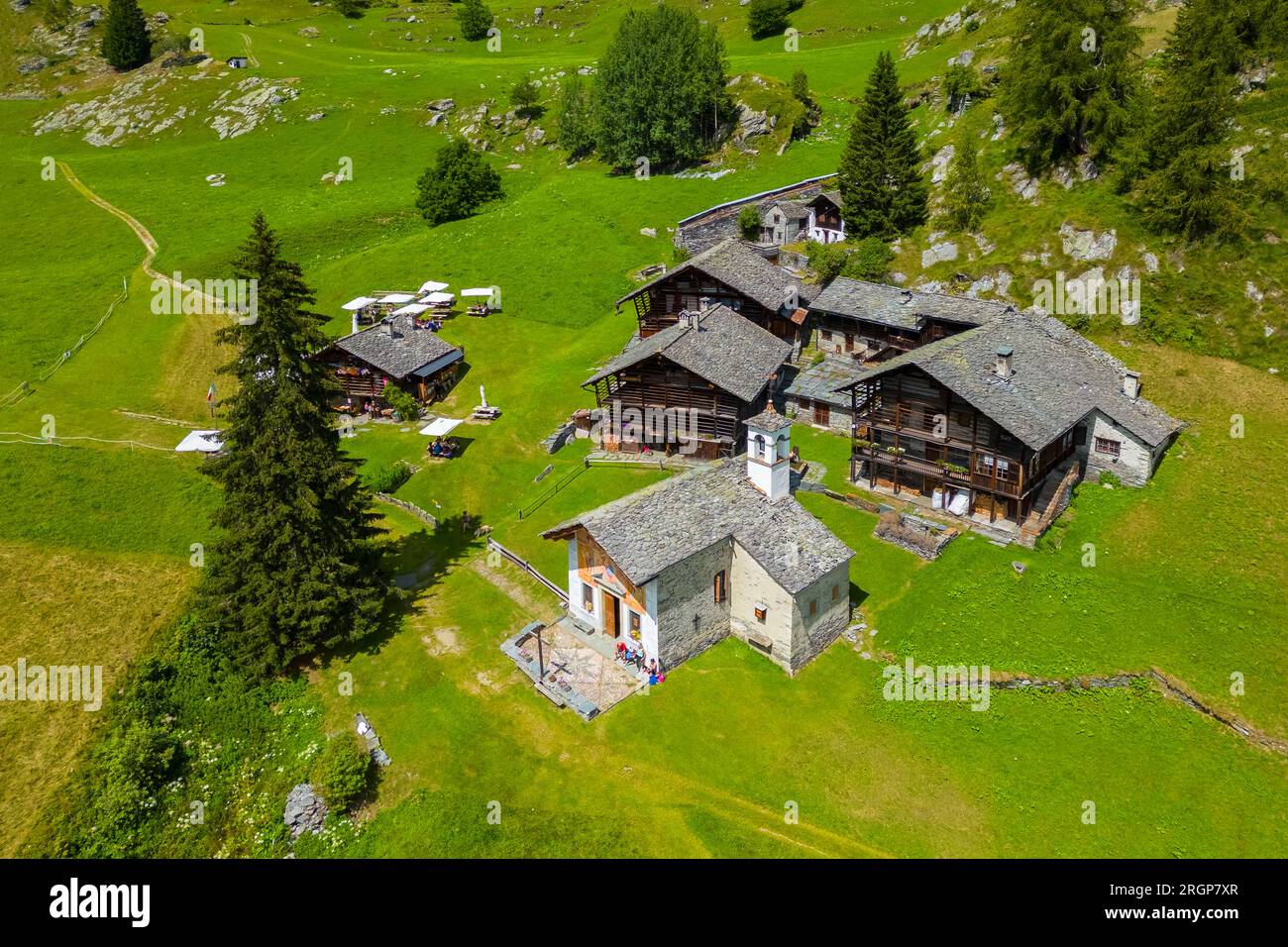 Vista aerea delle capanne walser e della chiesa dell'Alpe Otro. Alagna, Valsesia, provincia di Vercelli, Piemonte, Italia, Europa. Foto Stock