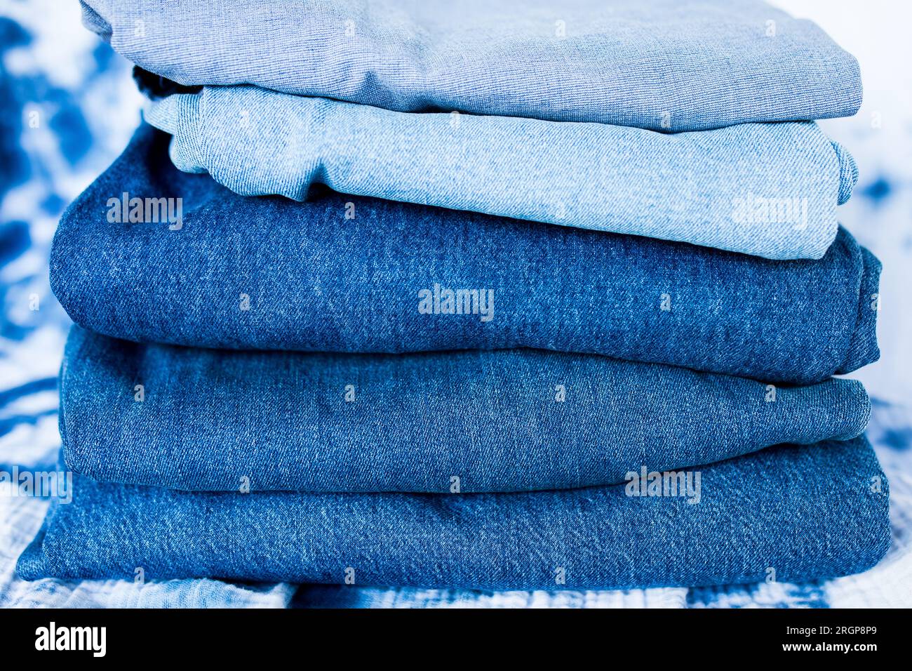 Una pila di denim blu di colore diverso Foto Stock