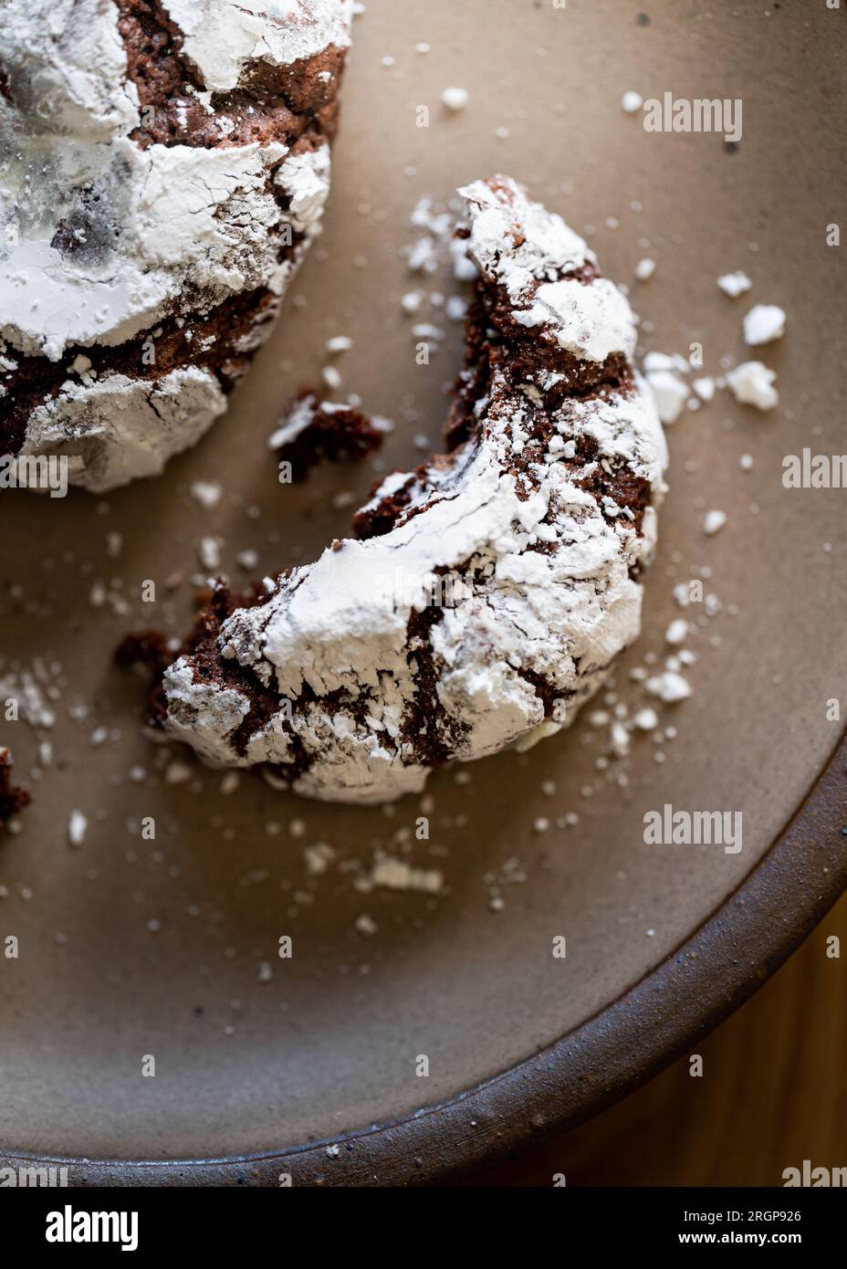 un boccone mancante in un biscotto a doppia crosta di cioccolato Foto Stock