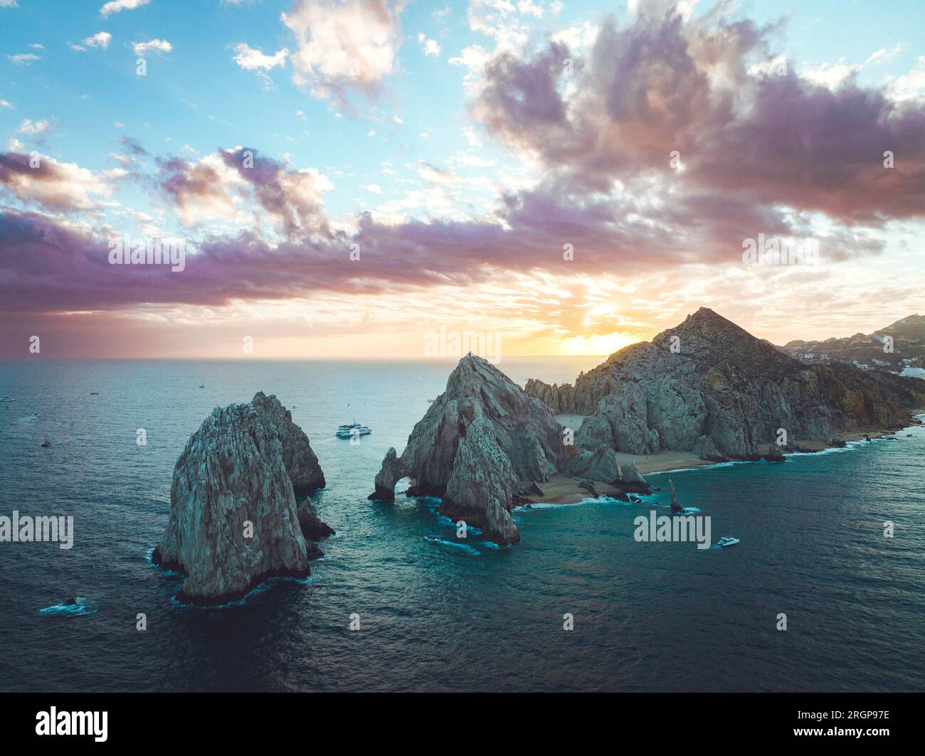 Barche nell'oceano vicino a Cabo San Lucas, Baja California Foto Stock