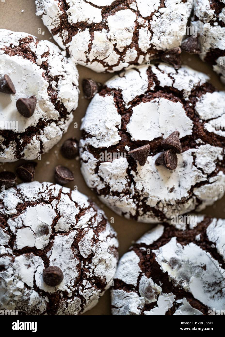 un primo piano di biscotti con crocchette di cioccolato con gocce di cioccolato Foto Stock