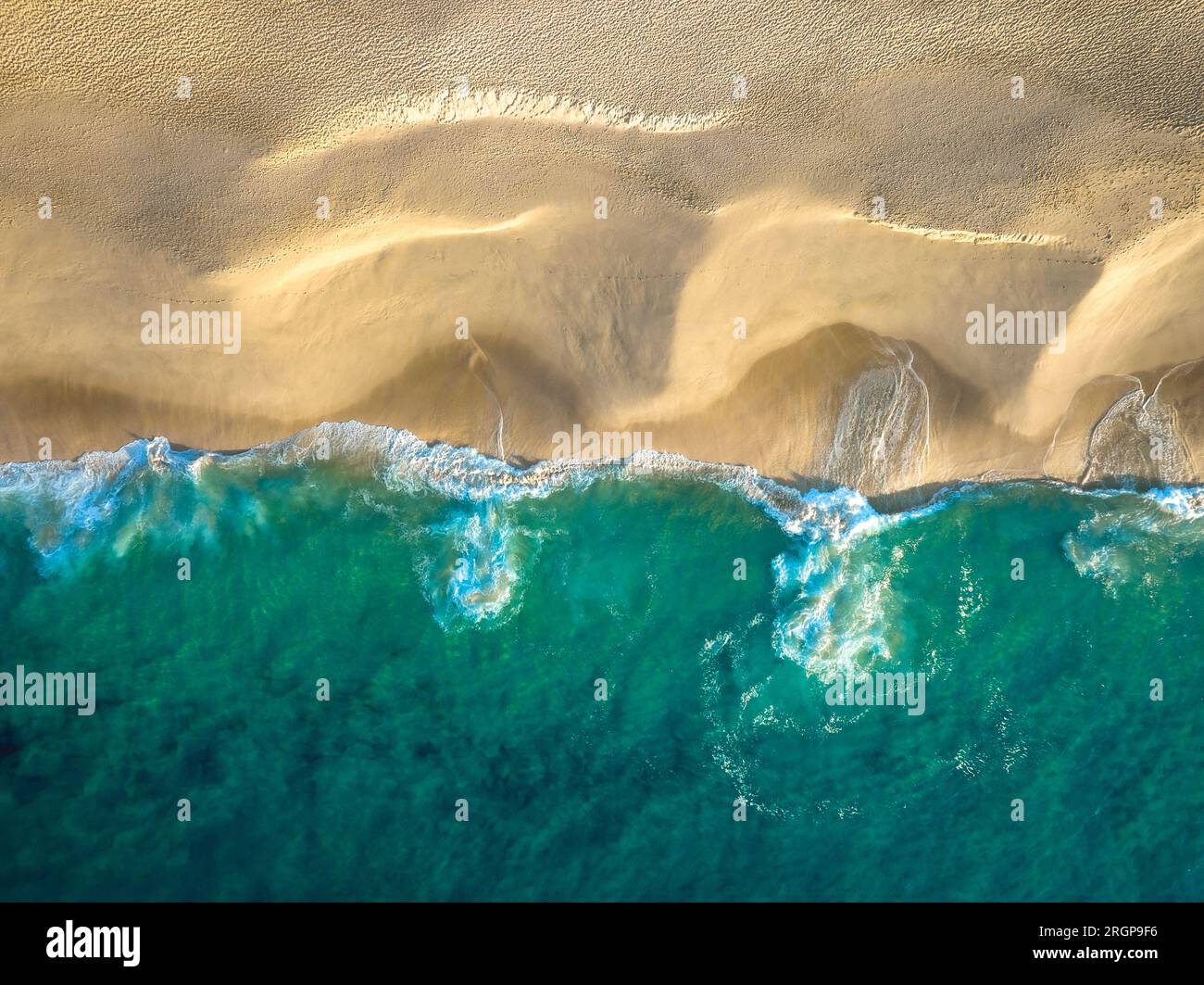 Le onde oceaniche si infrangono sulla spiaggia dell'oceano pacifico, Baja California Foto Stock