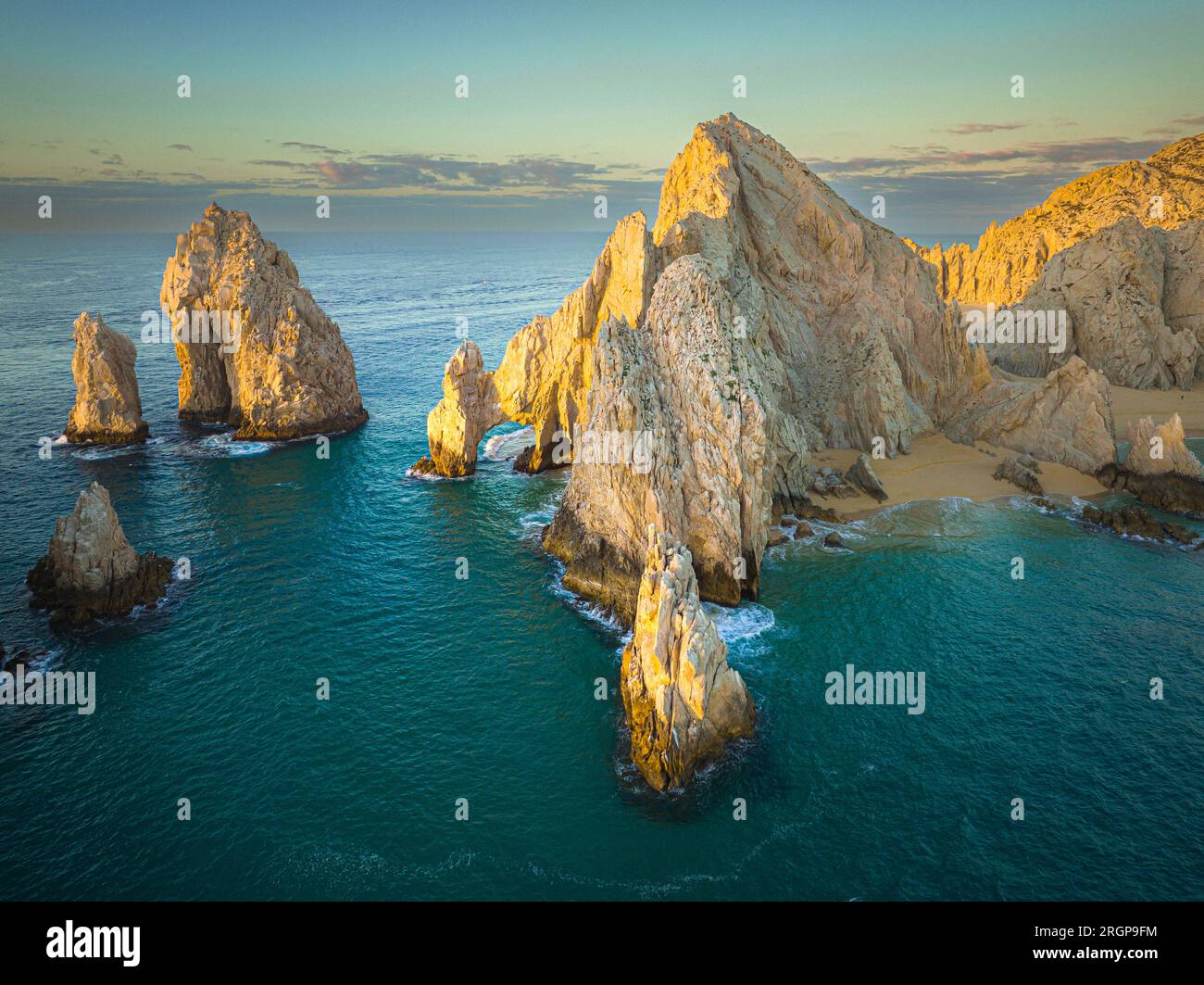 Le famose formazioni rocciose di El Arco dai colori taffi, Baja California Foto Stock