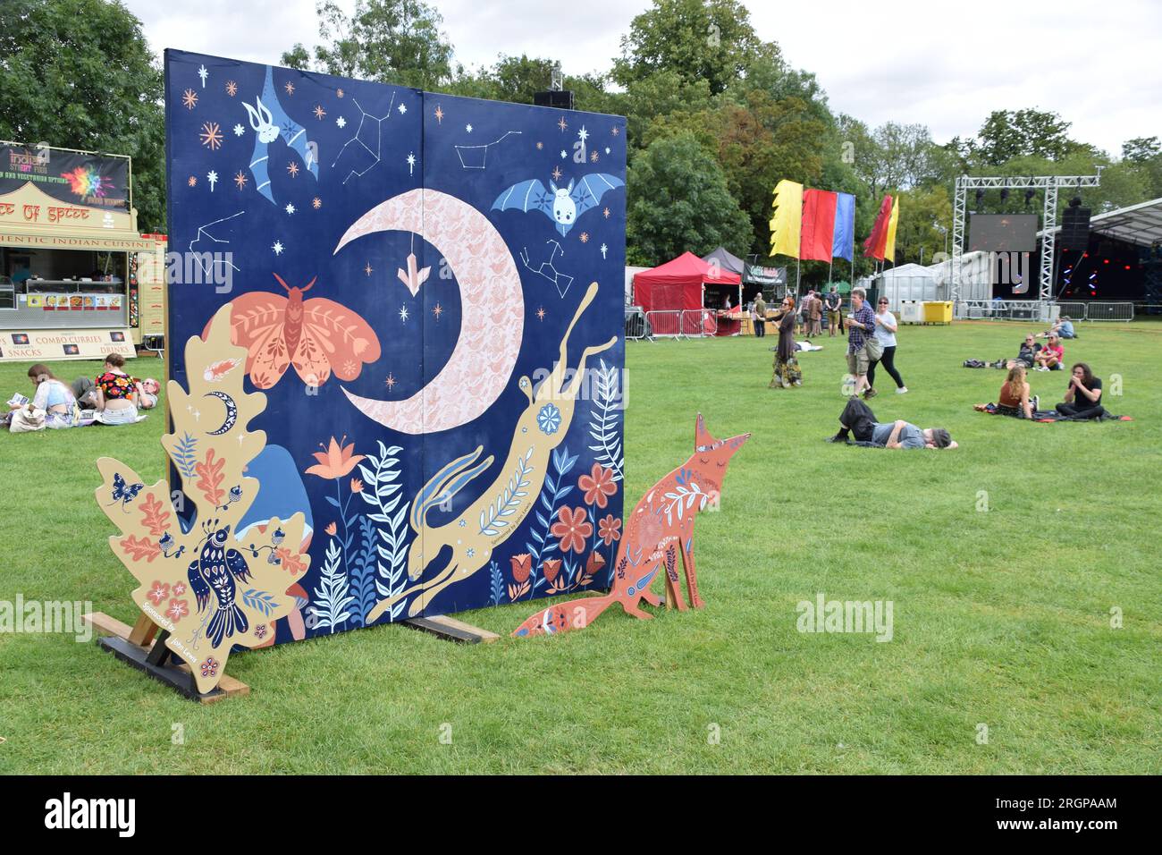 Opere d'arte a tema notturno al Cambridge Folk Festival 2023. Foto Stock