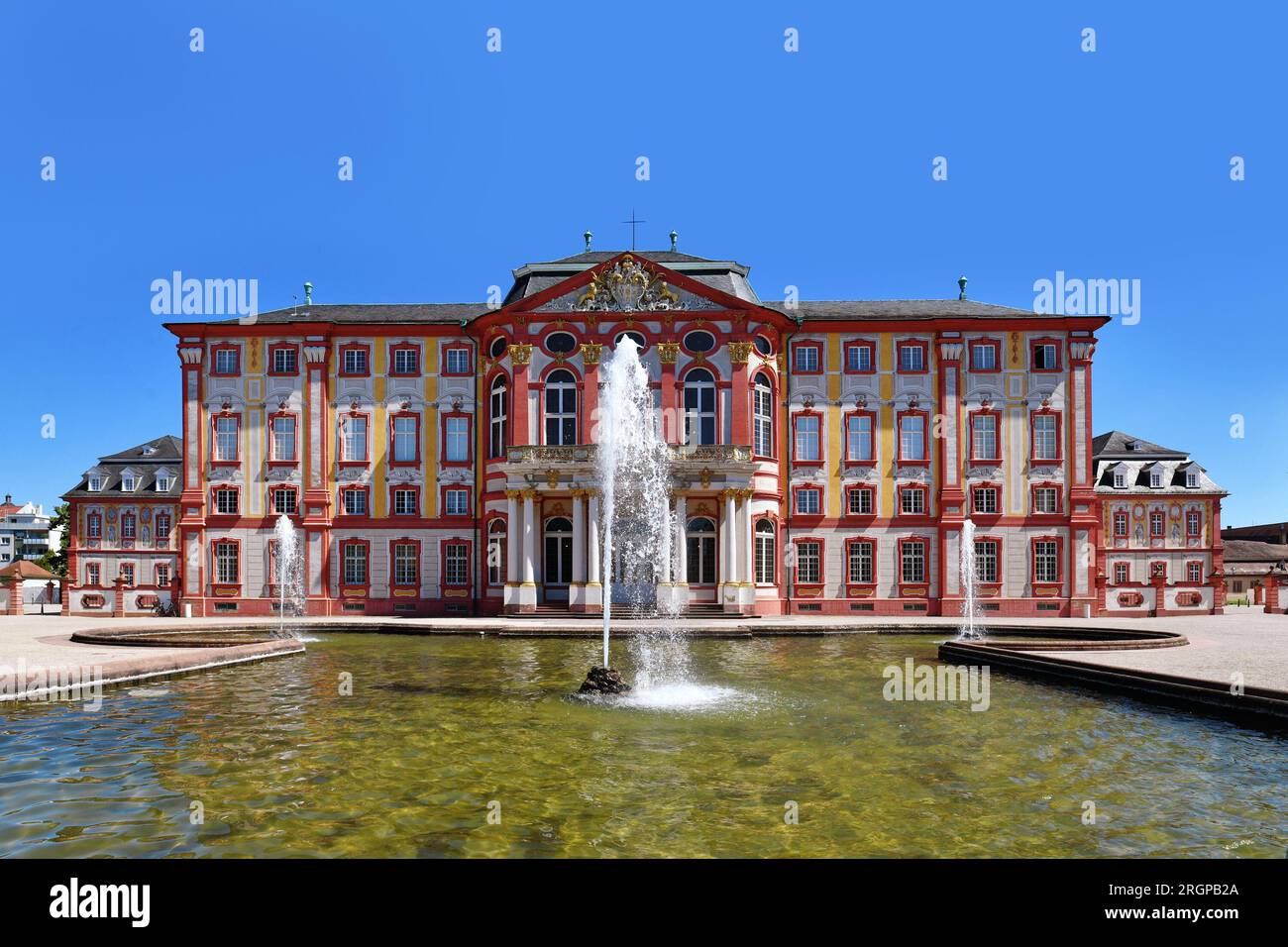 Bruchsal, Germania - agosto 2023: Castello barocco chiamato Palazzo Bruchsal con fontana nelle giornate di sole Foto Stock