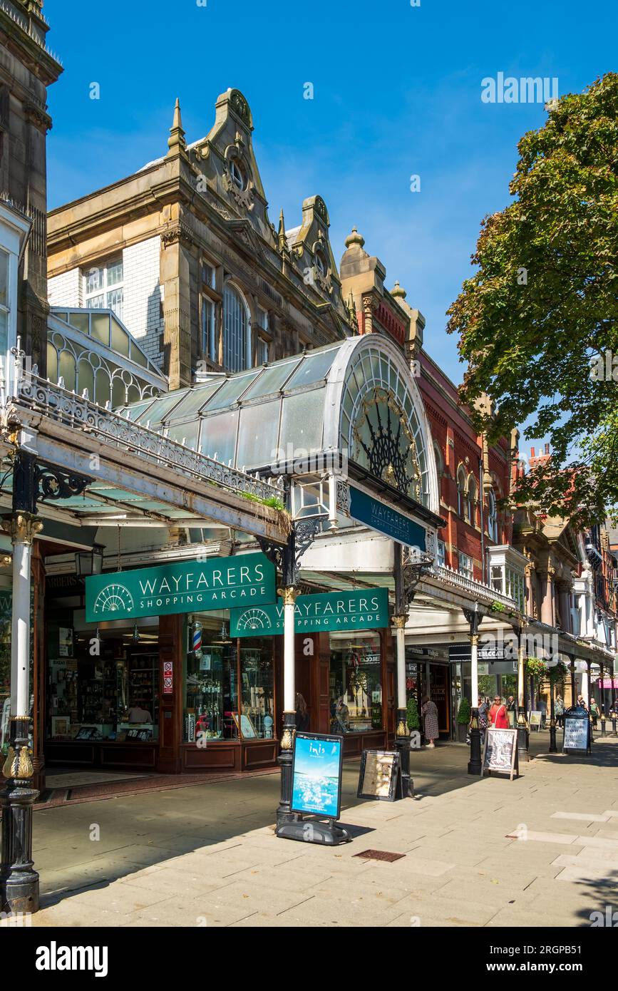 L'ingresso con copertura in vetro Wayfaresr Arcade in Lord Street a Southport. Foto Stock