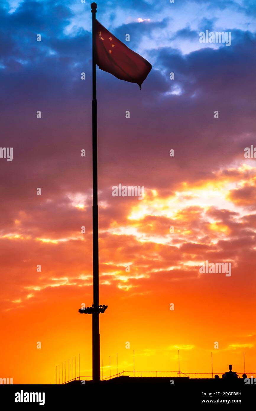 Bandiera cinese innalzata all'alba, Piazza Tiananmen, Pechino, Cina Foto Stock