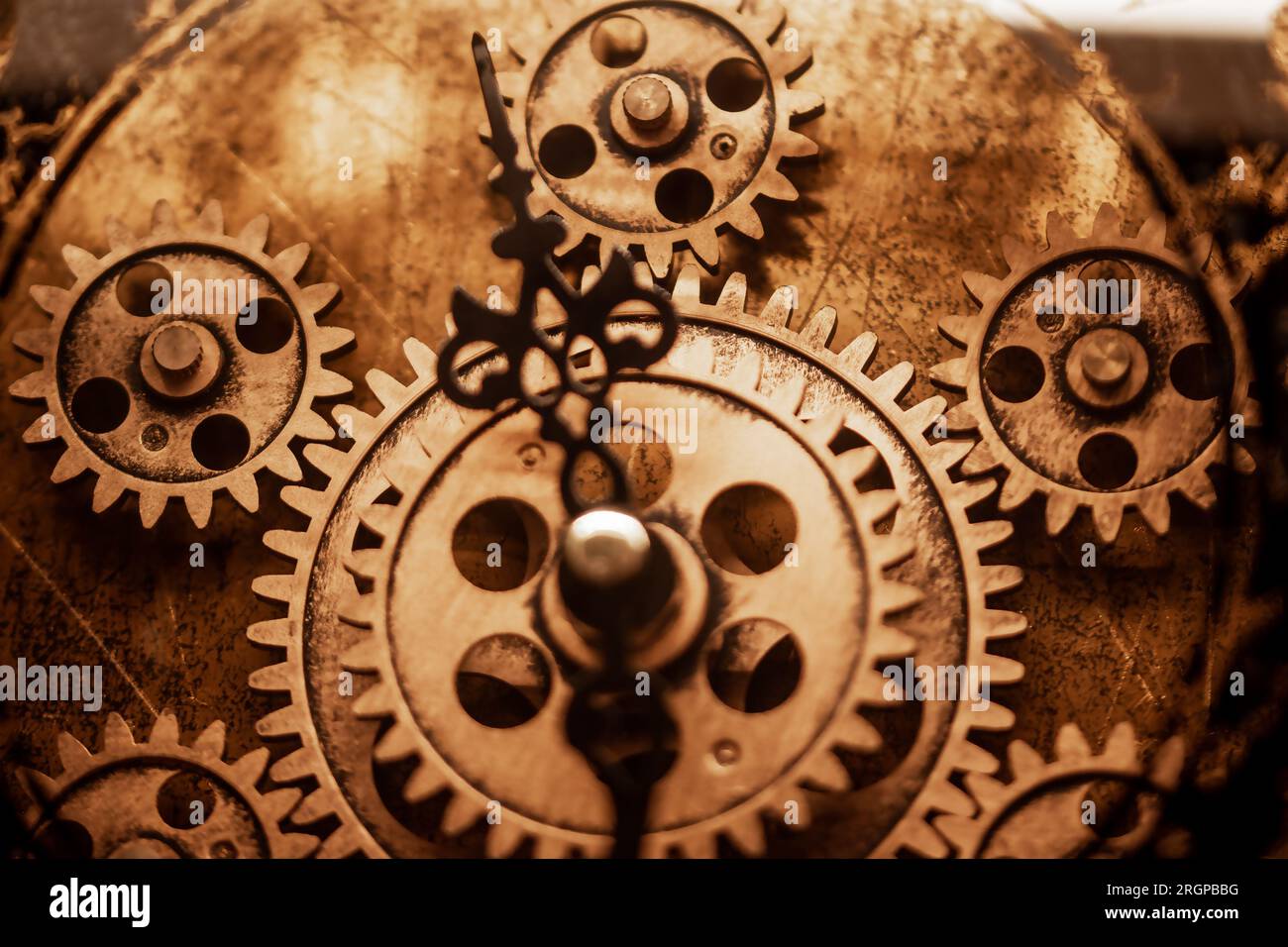 Primo piano del quadrante dell'orologio antico. Orologio vintage che misura l'ora. Ruote dentate dorate Foto Stock