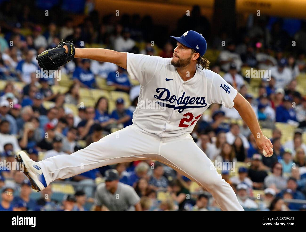 Los Angeles, Stati Uniti. 10 agosto 2023. Il lanciatore titolare dei Los Angeles Dodgers Clayton Kershaw si prepara a consegnare contro i Colorado Rockies durante il primo inning al Dodgers Stadium di Los Angeles giovedì 10 agosto 2023. Foto di Jim Ruymen/UPI credito: UPI/Alamy Live News Foto Stock