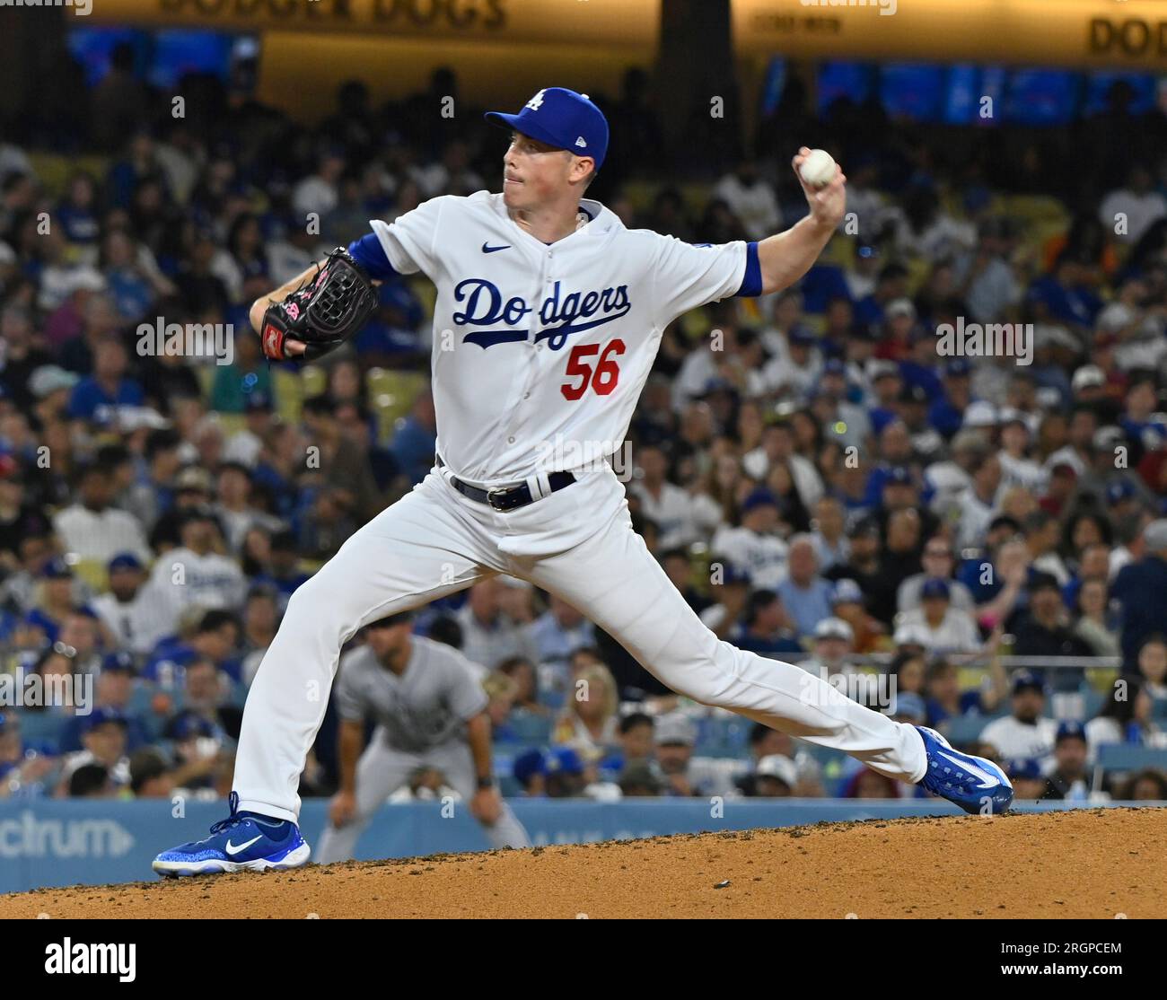 Los Angeles, Stati Uniti. 10 agosto 2023. Il soldato titolare dei Los Angeles Dodgers Ryan Yarbrough si prepara a consegnare contro i Colorado Rockies durante il sesto inning al Dodgers Stadium di Los Angeles giovedì 10 agosto 2023. Foto di Jim Ruymen/UPI credito: UPI/Alamy Live News Foto Stock