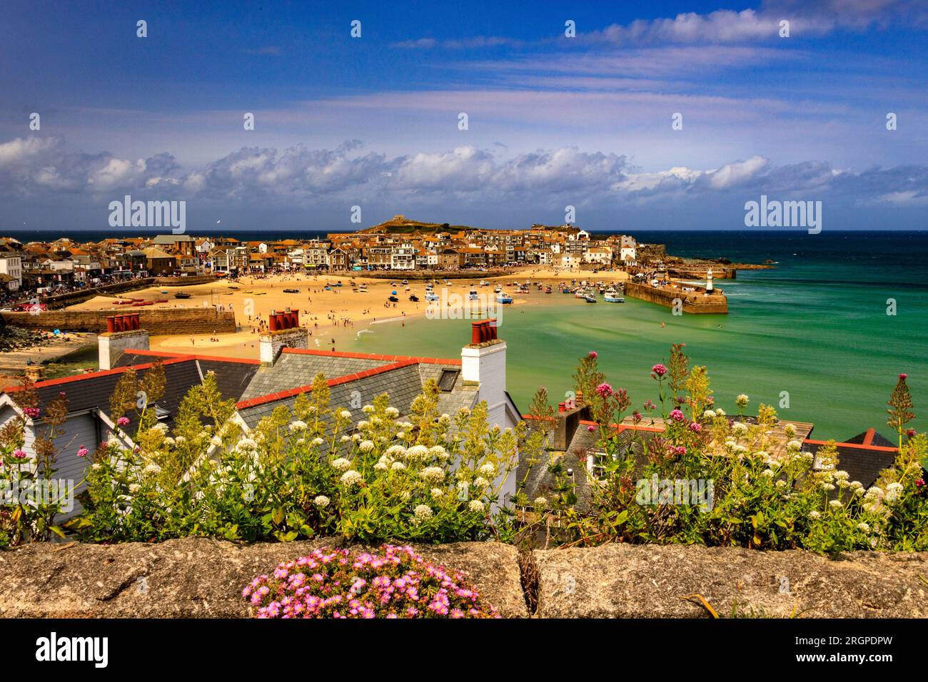 Affacciato sul pittoresco porto di St Ives, Cornwall, Inghilterra, Regno Unito Foto Stock