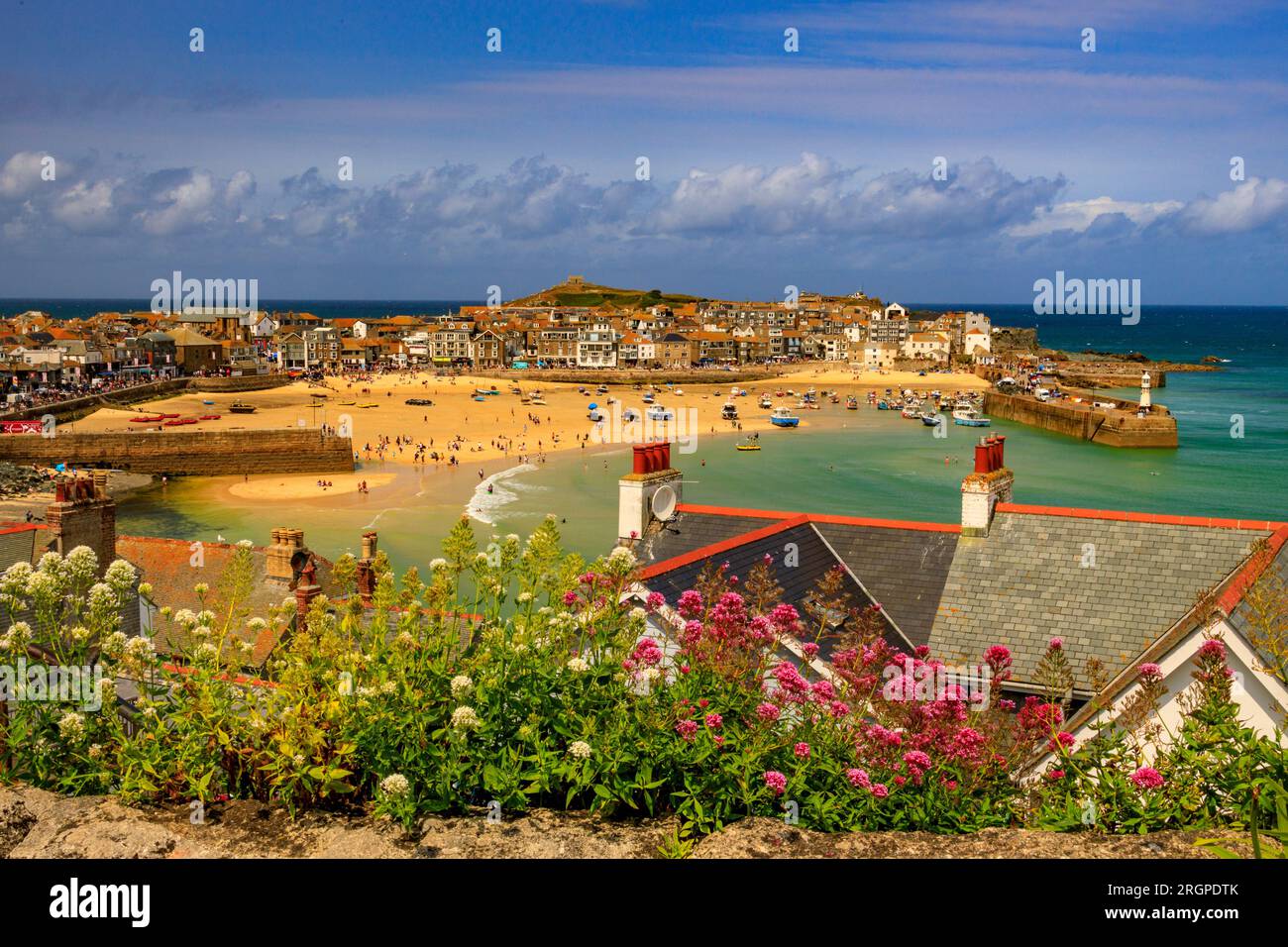 Affacciato sul pittoresco porto di St Ives, Cornwall, Inghilterra, Regno Unito Foto Stock