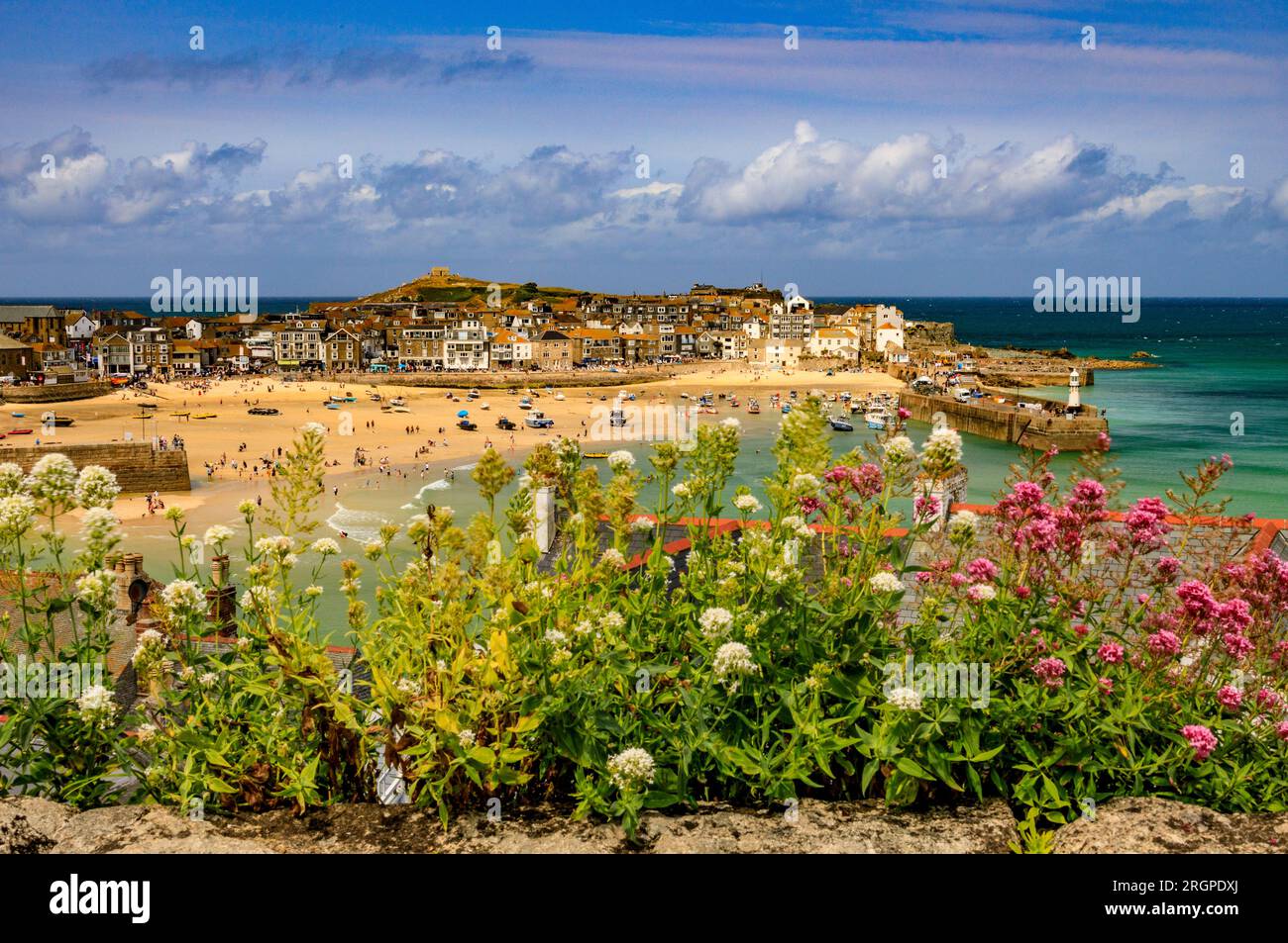 Affacciato sul pittoresco porto di St Ives, Cornwall, Inghilterra, Regno Unito Foto Stock