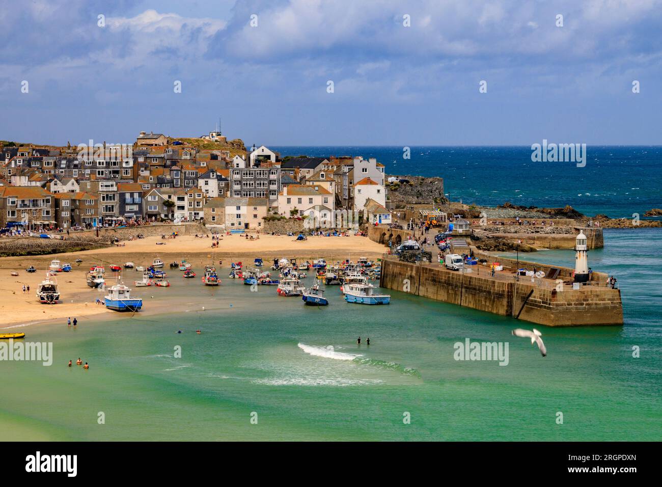 Affacciato sul pittoresco porto di St Ives, Cornwall, Inghilterra, Regno Unito Foto Stock