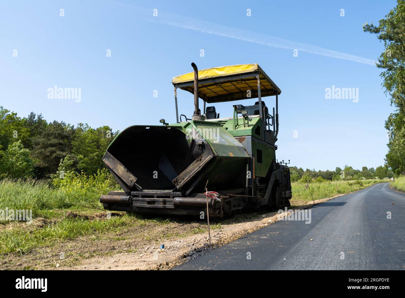Attrezzatura finitrice. Macchina per pavimentazione cingolata per la posa di asfalto. Foto Stock