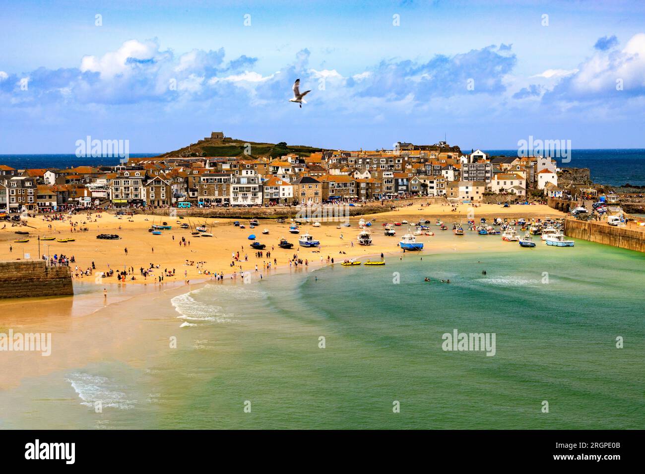 Affacciato sul pittoresco porto di St Ives, Cornwall, Inghilterra, Regno Unito Foto Stock