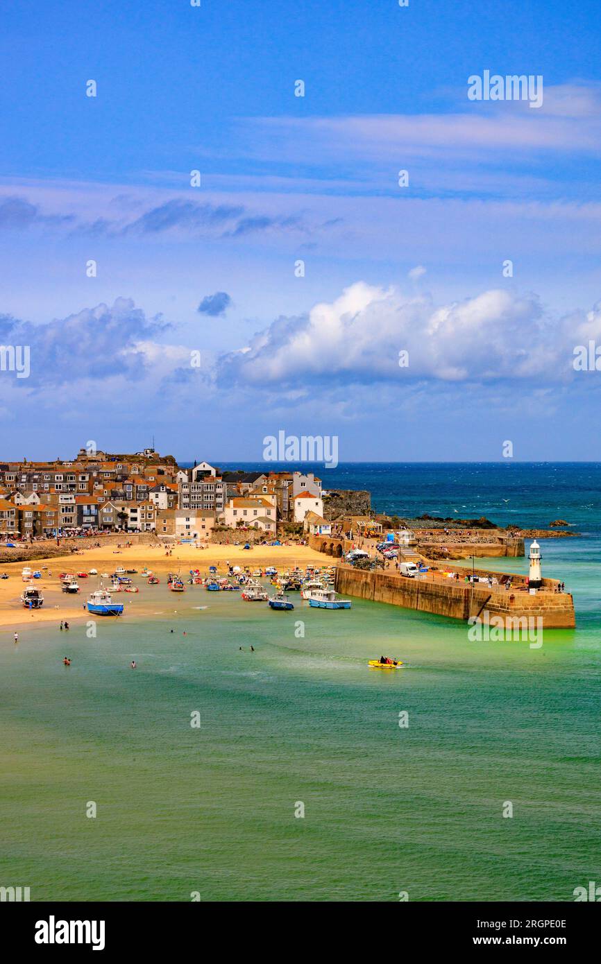 Affacciato sul pittoresco porto di St Ives, Cornwall, Inghilterra, Regno Unito Foto Stock