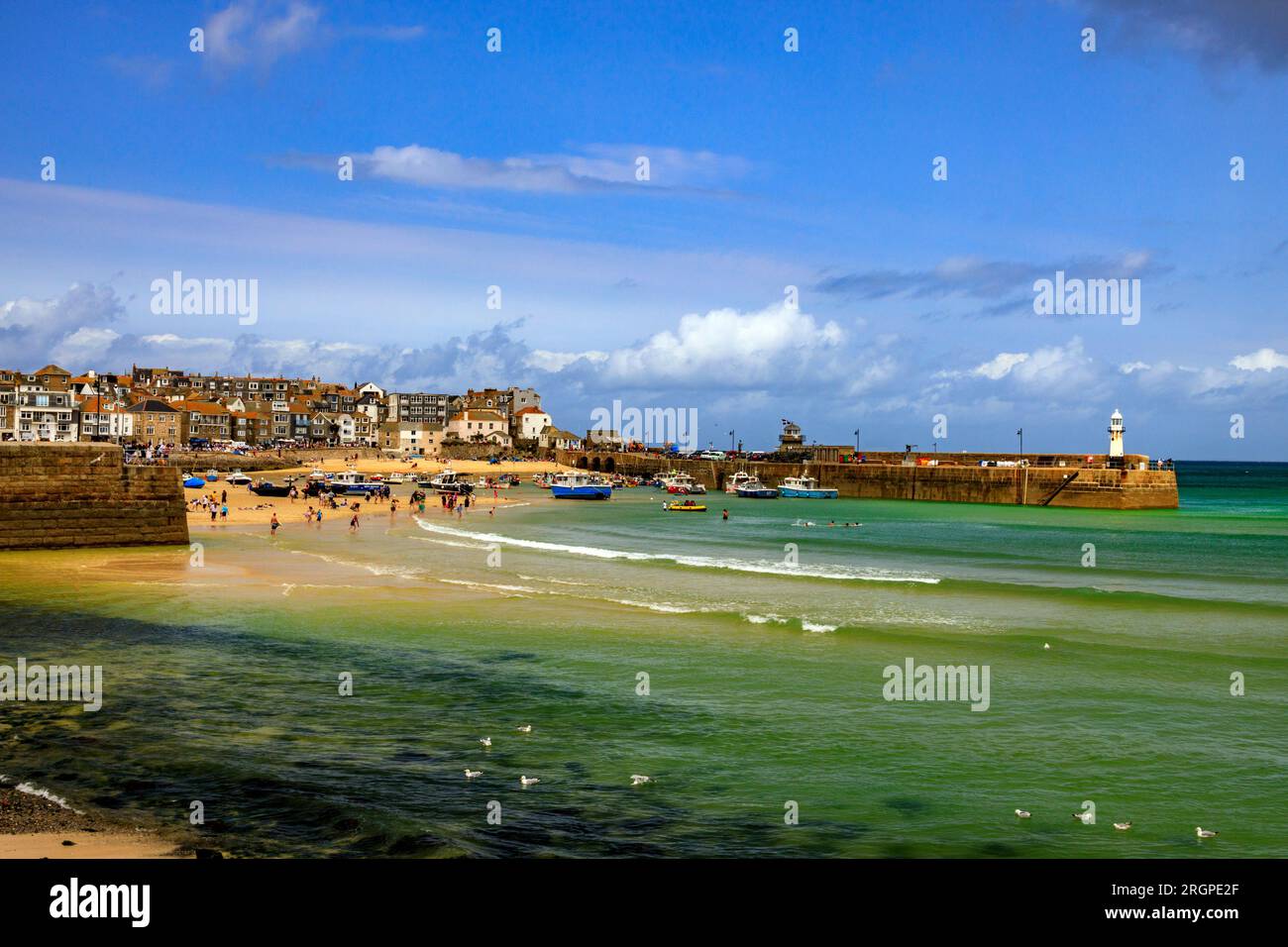 Affacciato sul pittoresco porto di St Ives, Cornwall, Inghilterra, Regno Unito Foto Stock
