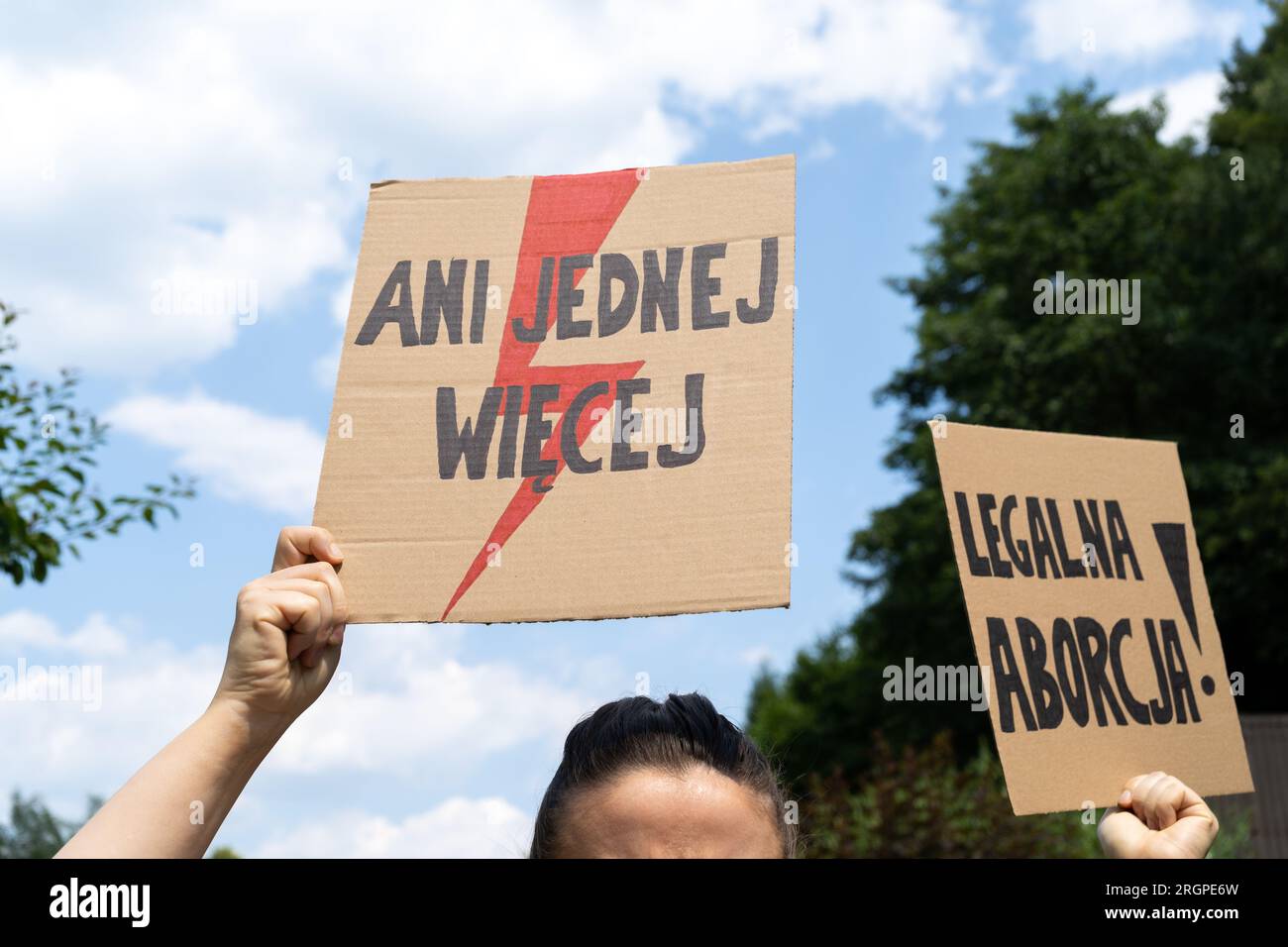 Donna con un cartello a sostegno dei diritti all'aborto in Polonia. Manifestazione di protesta contro lo sciopero delle donne. ANI jednej więcej, significa non uno in più. Foto Stock