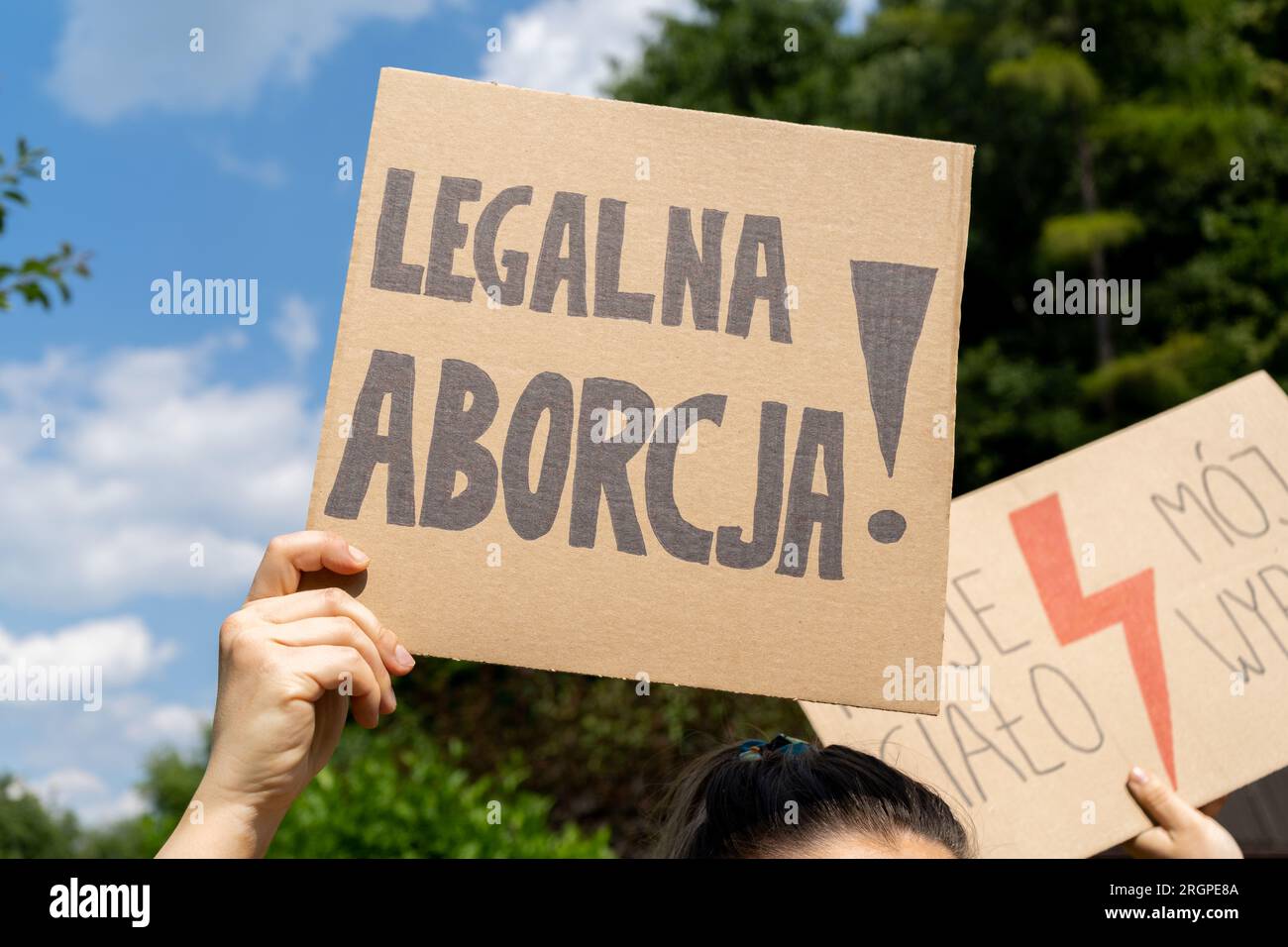 Manifestante femminile con un cartello a sostegno dei diritti all'aborto in Polonia. Dimostrazione di protesta contro lo sciopero delle donne. Legalna aborcja, significa aborto legale. Foto Stock