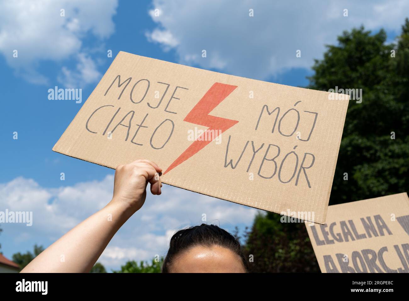 Donna con un cartello a sostegno dei diritti all'aborto in Polonia. Manifestazione di protesta contro lo sciopero delle donne. Moje ciało, mój wybór è il mio corpo, la mia scelta. Foto Stock