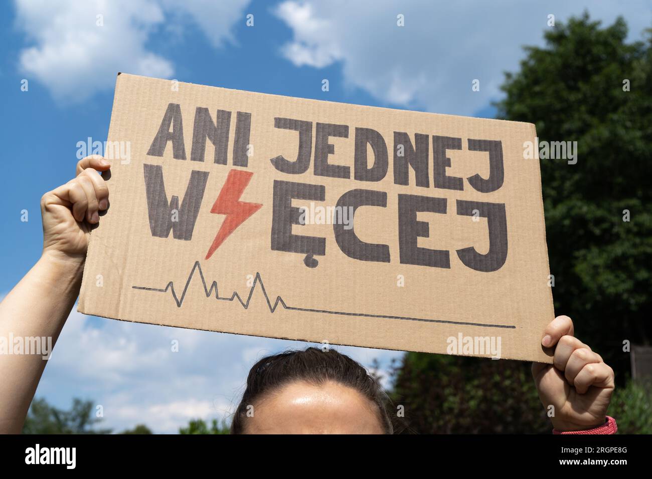Donna con un cartello a sostegno dei diritti all'aborto in Polonia. Manifestazione di protesta contro lo sciopero delle donne. ANI jednej więcej, significa non uno in più. Foto Stock