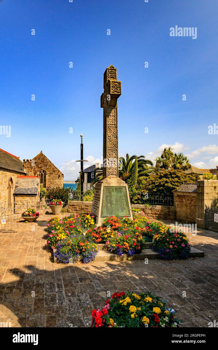 Il memoriale decorato della prima guerra mondiale presso la chiesa parrocchiale di St Iaa's a St Ives, Cornovaglia, Inghilterra, Regno Unito Foto Stock