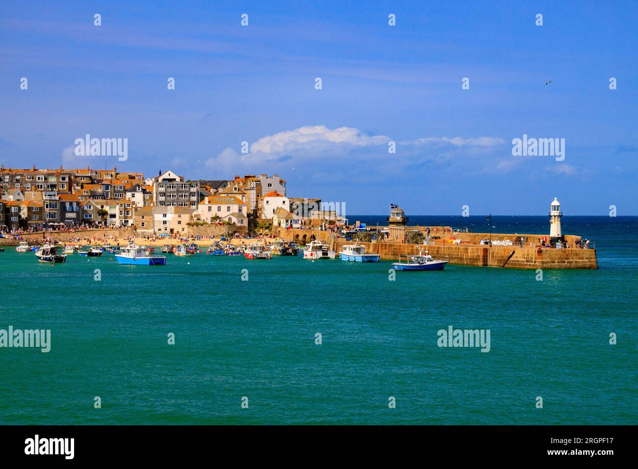 Il pittoresco porto di St Ives con l'alta marea, Cornovaglia, Inghilterra, Regno Unito Foto Stock