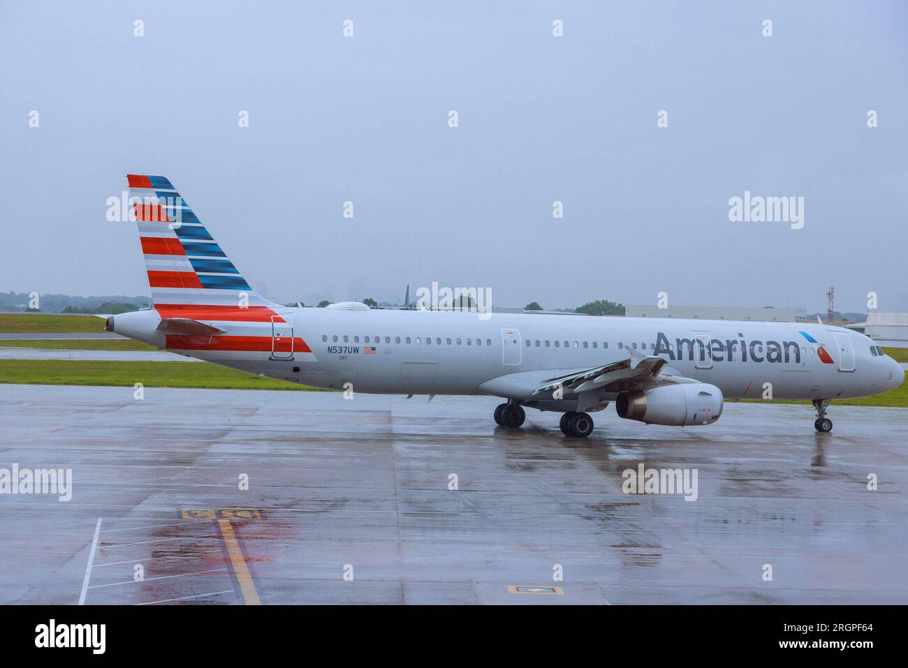 26 aprile 2023 Charlotte Airport NC USA durante la preparazione per il decollo, un aereo American Airlines è in pista presso l'aeroporto internazionale Charlotte Douglas Foto Stock