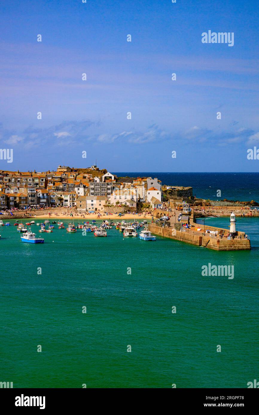 Affacciato sul pittoresco porto di St Ives con l'alta marea, Cornovaglia, Inghilterra, Regno Unito Foto Stock