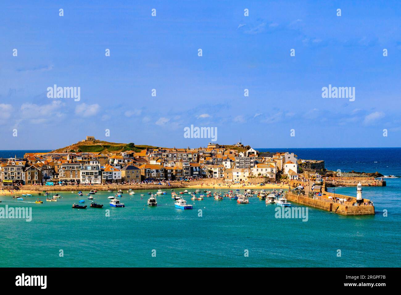 Affacciato sul pittoresco porto di St Ives con l'alta marea, Cornovaglia, Inghilterra, Regno Unito Foto Stock
