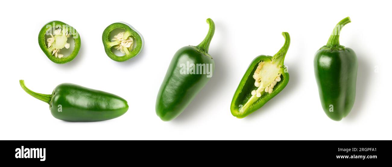 jalapenos piccanti verdi o peperoncino, interi, a metà e a fette, isolati su uno sfondo bianco Foto Stock