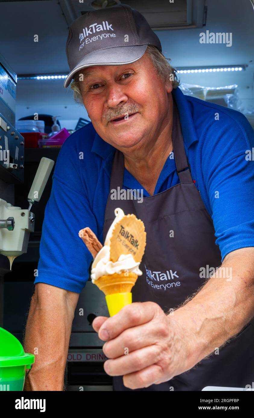 Bournemouth, Dorset, UK.11 agosto 2023. Il rinnovato furgone del gelato Wiffi sta sorridendo in una delle città balneari più amate del Regno Unito, Bournemouth, che offre oggi il famoso gelato Mr Whippy 99 a soli 99 centesimi. Negli anni '90, un gelato del 99 costava notoriamente 99p, ora può costare fino a 5 sterline. Con il costo delle crisi di vita e l'aumento dei prezzi, Talk Talk Talk, provider di banda larga, mira a rendere il sole più accessibile mentre distribuiscono fibre complete in tutta Bournemouth. Tutti i profitti delle vendite di gelati andranno alla Bournemouth Foodbank. Crediti: Carolyn Jenkins/Alamy Live News Foto Stock