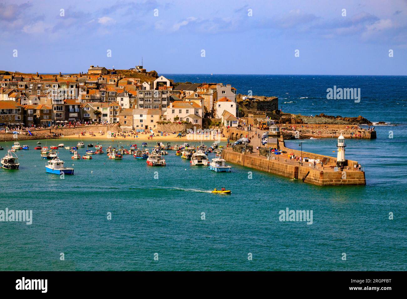 Affacciato sul pittoresco porto di St Ives con l'alta marea, Cornovaglia, Inghilterra, Regno Unito Foto Stock