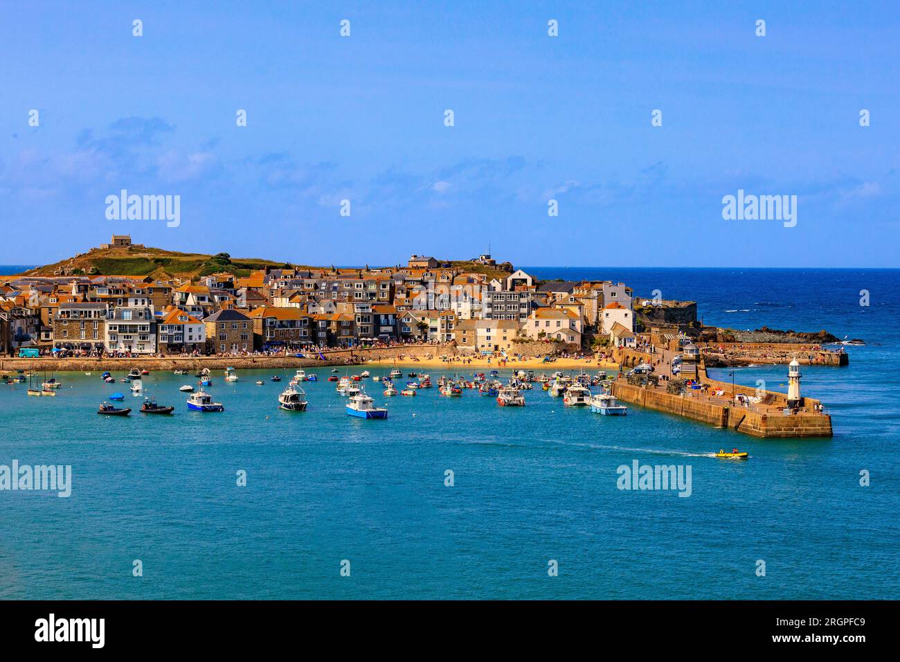 Affacciato sul pittoresco porto di St Ives con l'alta marea, Cornovaglia, Inghilterra, Regno Unito Foto Stock