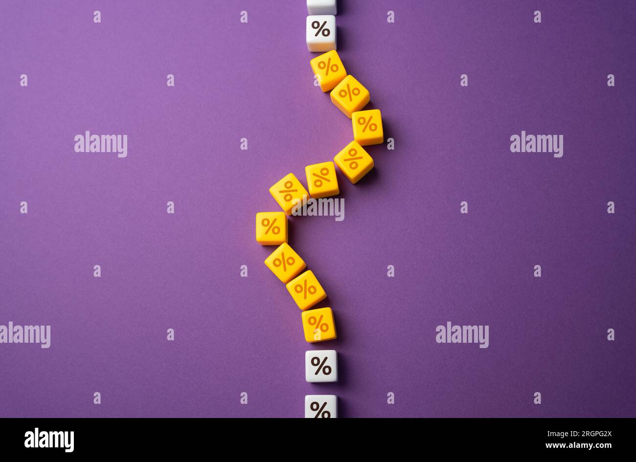 Un aumento del tasso di interesse in un breve periodo di tempo. Fluttuazioni del mercato azionario. Creare sfide per i mutuatari e la crescita economica, ben Foto Stock